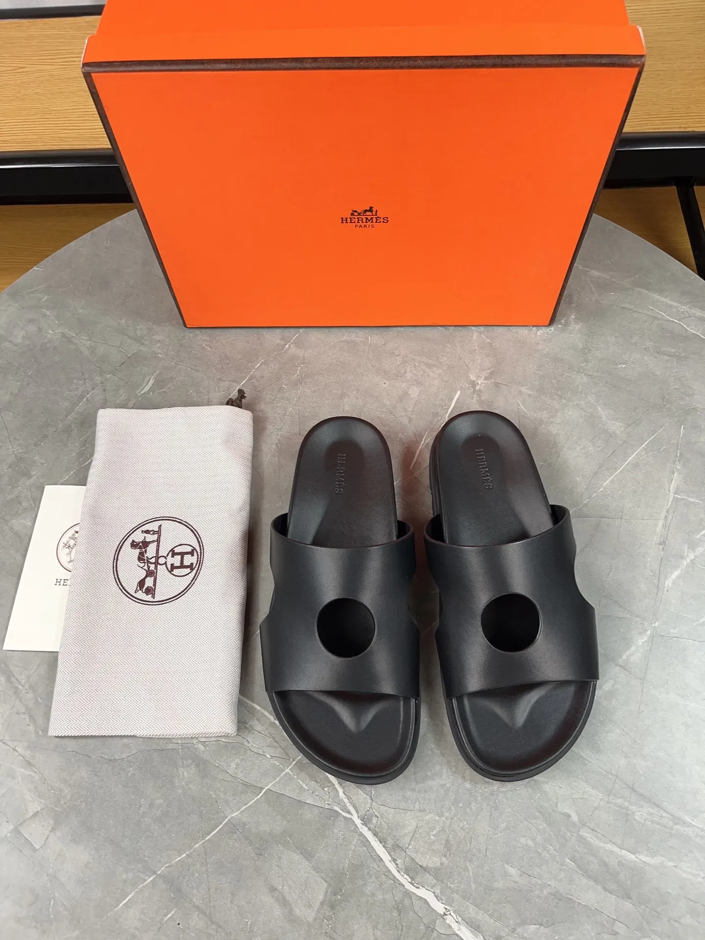 p400🐮🐮H family classic (couple style) Hermes Hermes spring and summer sandals series! Classic style, always popular slippers - sandals, great with any combination! ! ! Upper: imported PU inner lining: imported mixed sheepskin Outsole: Tpu non-slip and wear-resistant outsole Female size: 35-40 (customized at 41) Male size: 39-45 (customized at 39.45)